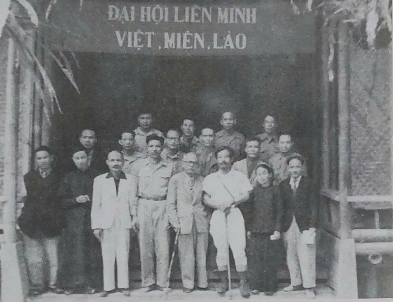 Đồng chí Tôn Đức Thắng (người đứng thứ tư hàng đầu từ phải sang trái) cùng các đại biểu  dự Đại hội Liên minh nhân dân ba nước Việt Nam - Lào - Campuchia tại xã Vinh Quang,  nay thuộc xã Kim Bình tháng 3/1951.