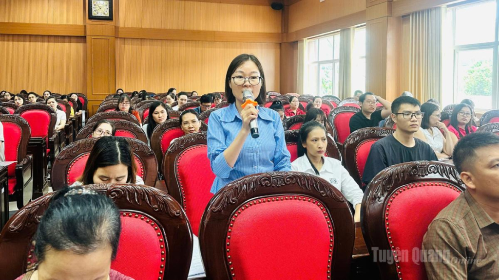 Đại diện doanh nghiệp đặt câu hỏi trao đổi với ngành Thuế.