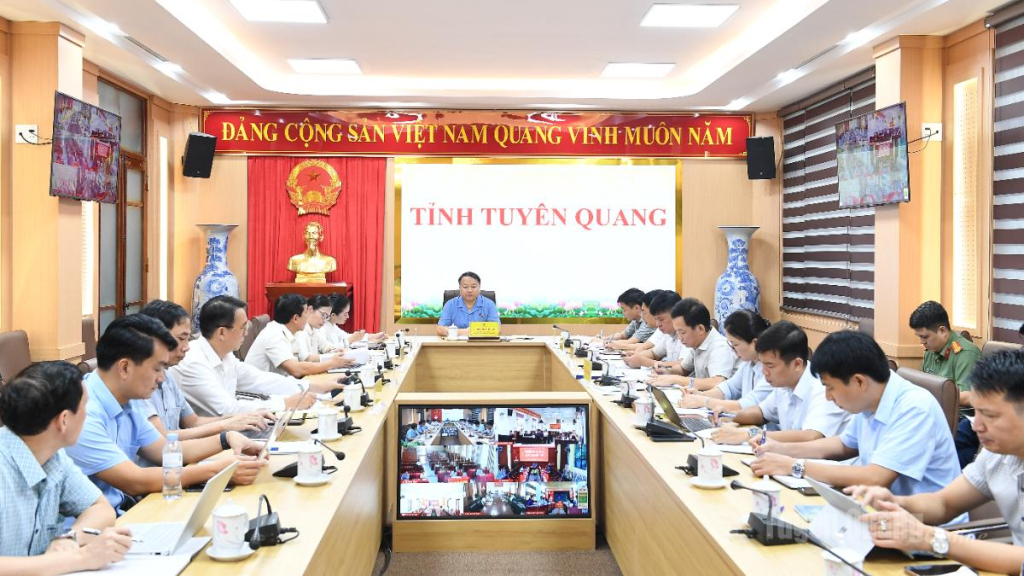 Đồng chí Chủ tịch UBND tỉnh Phan Huy Ngọc chủ trì cuộc họp.