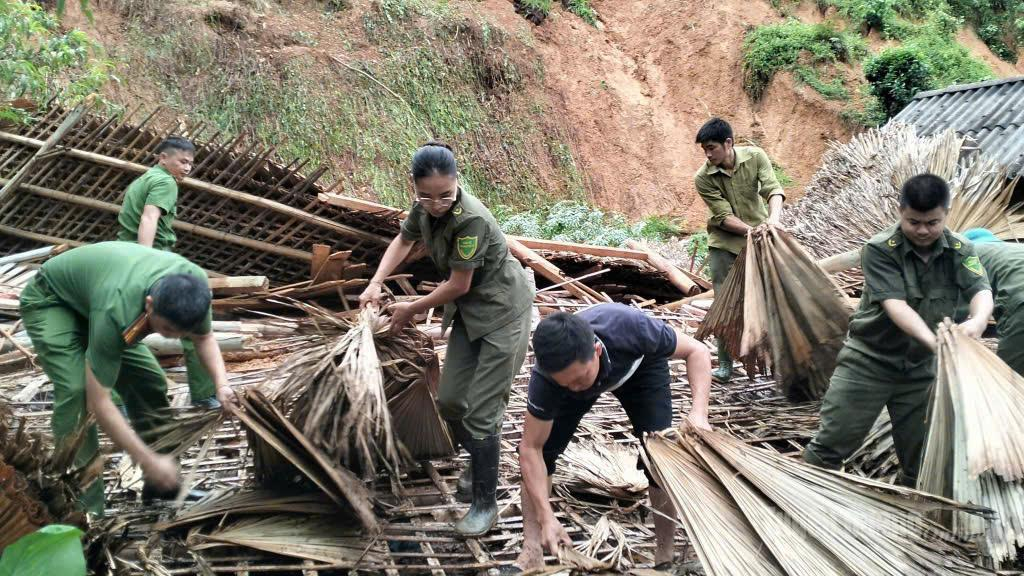 Lực lượng Công an hỗ trợ người dân khắc phục hậu quả mưa bão.