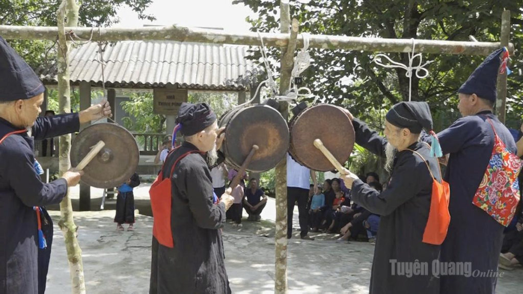 Nghi lễ cúng trong Tết Khu Cù tê của đồng bào La Chí Bản Díu.