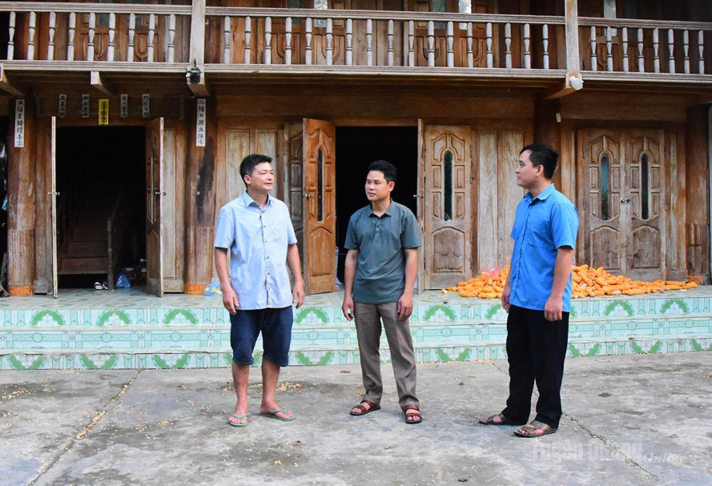 Cán bộ xã Phù Lưu cùng Bí thư Chi bộ thôn Pá Han Nình Văn Hòa lắng nghe những tâm tư, nguyện vọng của người dân ở cơ sở.