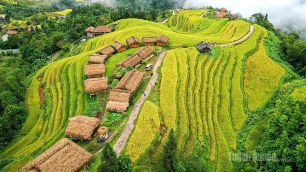 Với cảnh quan thiên nhiên hùng vĩ và văn hóa độc đáo, Làng du lịch Nậm Hồng trở thành tọa độ thu hút du khách.