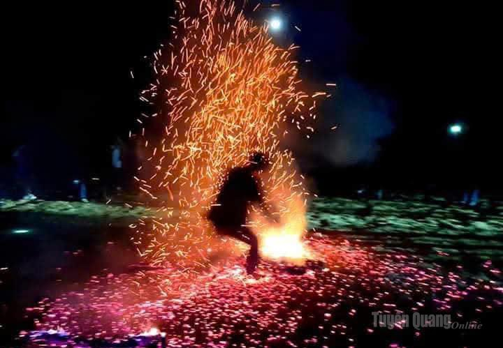 Lễ hội nhảy lửa của người Dao đỏ là sản phẩm du lịch hấp dẫn ở Nậm Hồng.