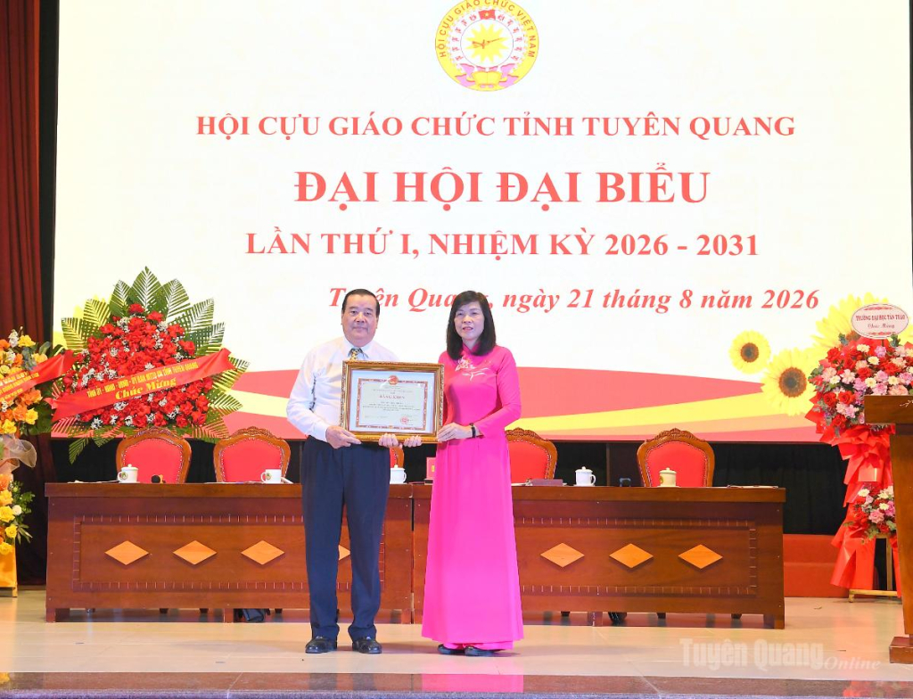 5. Đồng chí Phó Chủ tịch HĐND tỉnh Phạm Thị Minh Xuân trao Bằng khen của Chủ tịch UBND tỉnh cho đồng chí Nguyễn Thế An, nguyên Chủ tịch Hội Cựu giáo chức tỉnh.