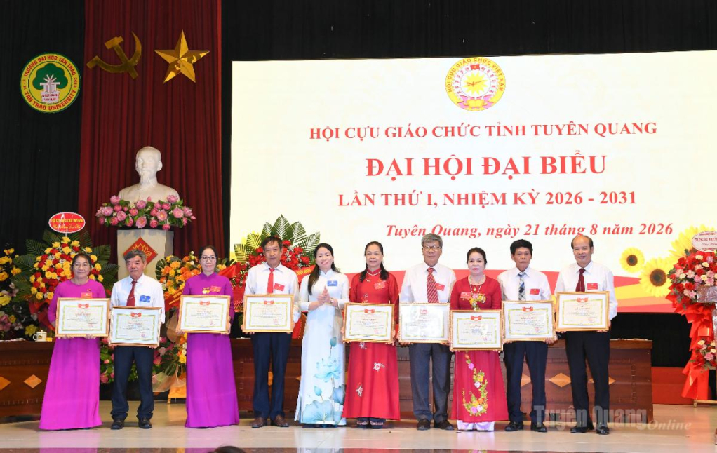 Đồng chí Trần Thị Hoàn, Phó Chủ tịch Ủy ban MTTQ Việt Nam tỉnh trao Bằng khen cho các tập thể và cá nhân.