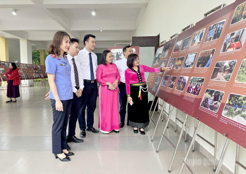 Cán bộ, đảng viên tiêu biểu trong học tập và làm theo Bác  thuộc các cơ quan Đảng tỉnh báo công  với Bác tại Khu di tích lịch sử Pác Pó,  Cao Bằng.
