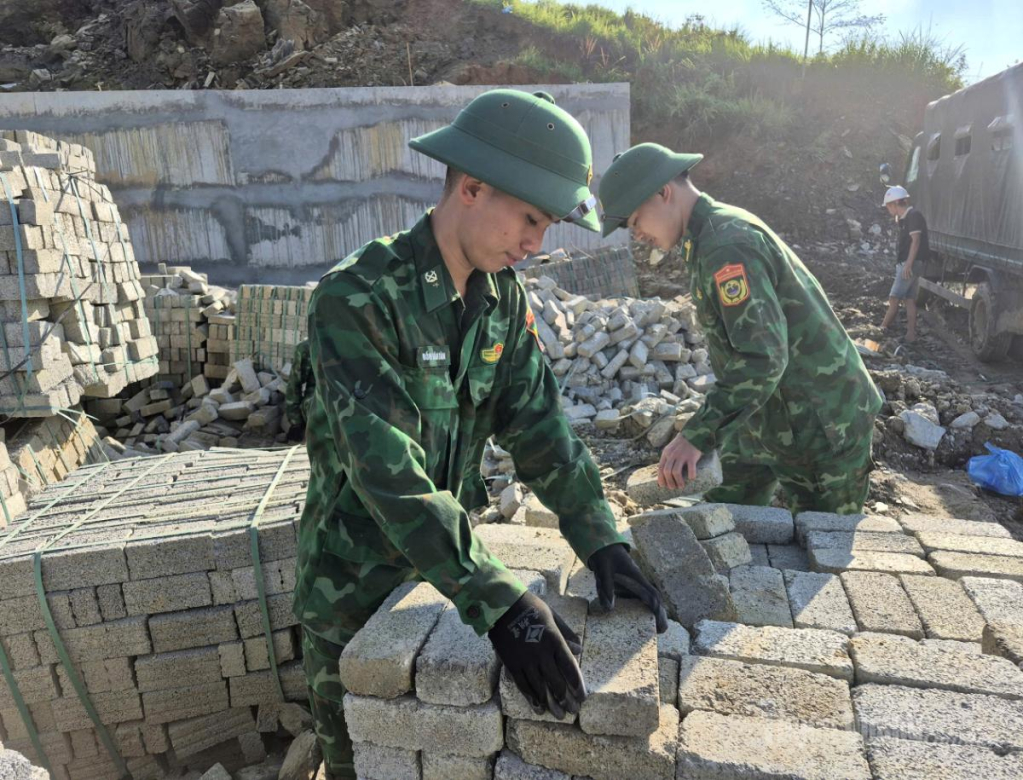 Những người lính quân hàm xanh tham gia vận chuyển vật liệu.
