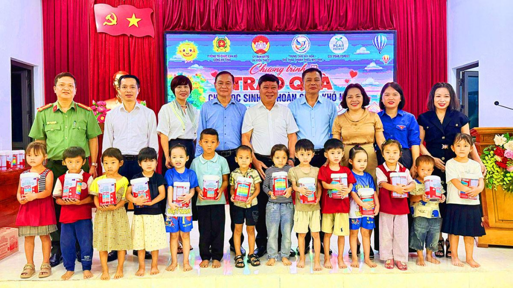Các đại biểu  tặng quà cho các em học sinh mầm non  xã Kiến Thiết.