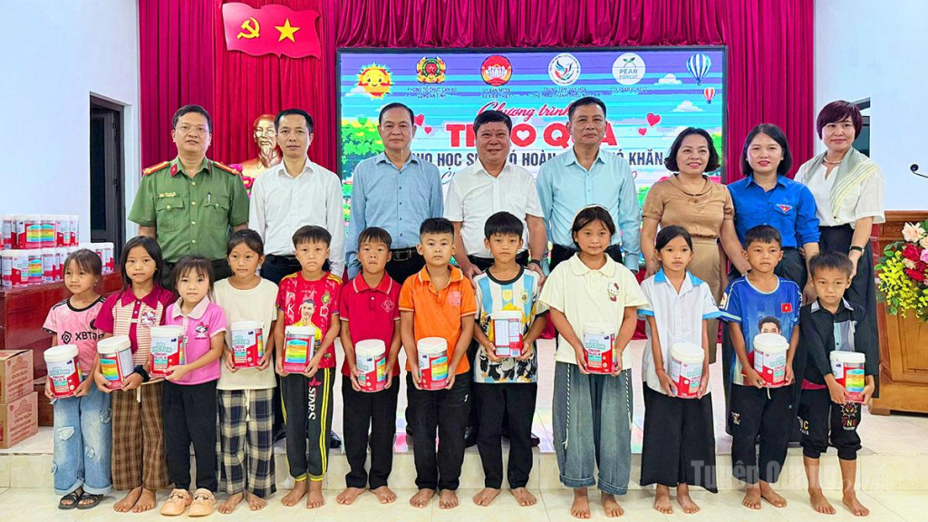Các đại biểu tặng quà cho các em học sinh  tiểu học xã Kiến Thiết.