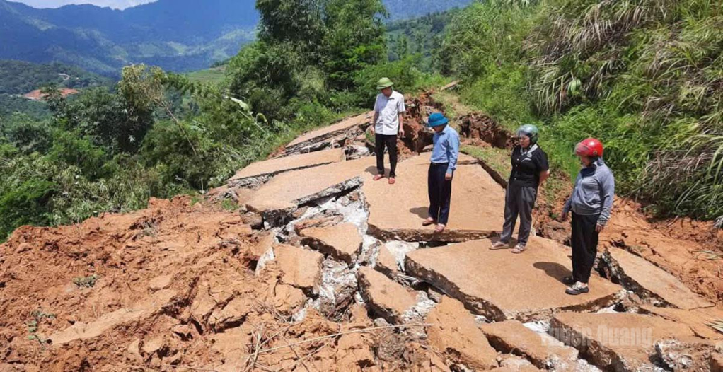 Lãnh đạo xã Giáp Trung kiểm tra điểm sạt lở từ thôn Khâu Nhòa đi thôn Bó Lóa (cũ).