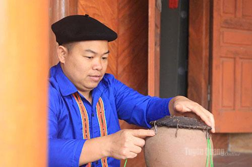 Anh Sầm Văn Đạo,  Trưởng ban Công tác Mặt trận  thôn Mãn Hóa, Chủ nhiệm CLB Bảo tồn văn hóa dân tộc Cao Lan xã Phú Lương.