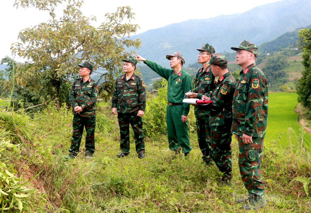 Cựu chiến binh  Nguyễn Văn Kim  (thứ 3 từ trái sang)  trở lại xã Thanh Thủy  để cung cấp thông tin  cho lực lượng chức năng.