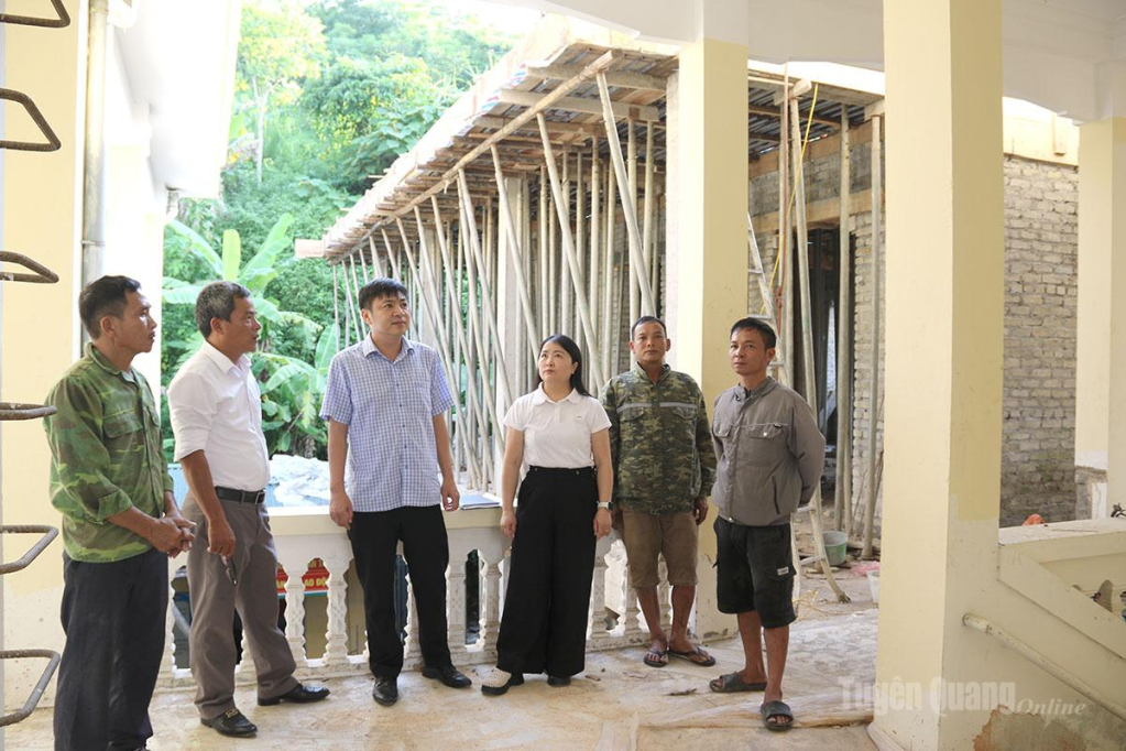 Lãnh đạo UBND xã Chiêm Hóa kiểm tra tiến độ thi công điểm Trường Mầm non Ngọc Hội, thôn Ngọc Thành.
