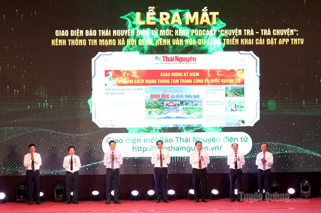 Các đại biểu thực hiện nghi lễ ra mắt giao diện mới của Báo Thái Nguyên điện tử.