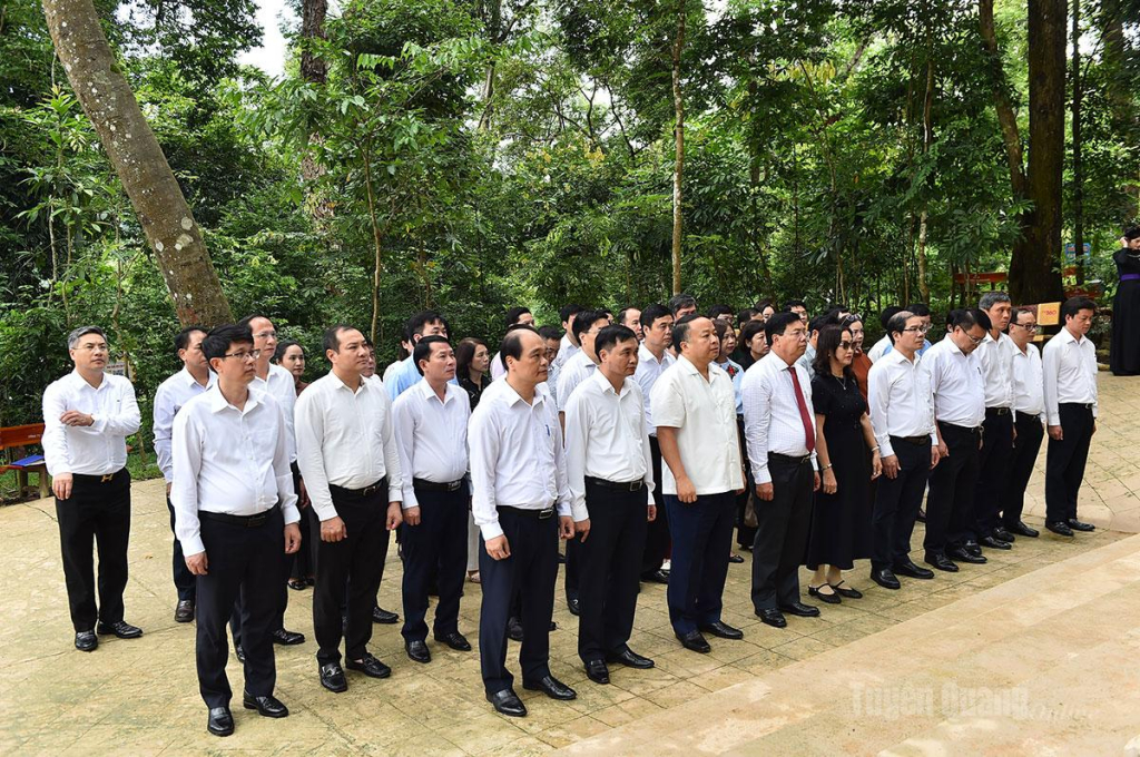 Các đại biểu dâng hương Chủ tịch Hồ Chí Minh tại lán Nà Nưa.