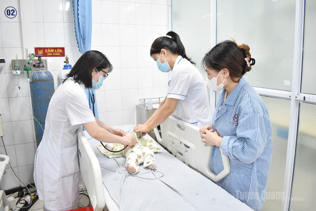 Bác sĩ Khoa Nhi, Bệnh viện Đa khoa tỉnh Tuyên Quang thăm khám cho bệnh nhi mắc bệnh đường hô hấp điều trị nội trú.