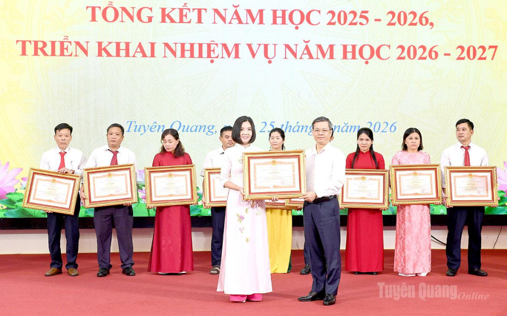 Đồng chí Chủ tịch HĐND tỉnh Nguyễn Văn Sơn trao Bằng khen của Thủ tướng Chính phủ cho các cá nhân.