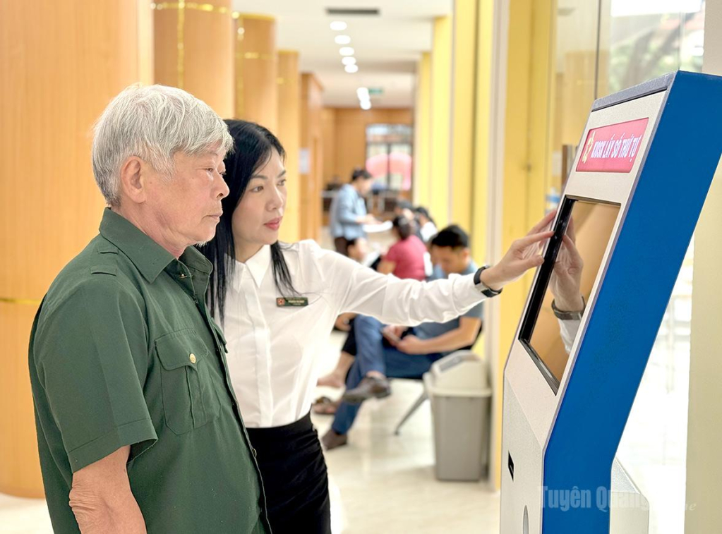 Người dân được hỗ trợ thực hiện giao dịch các thủ tục trên  môi trường số tại Trung tâm Phục vụ hành chính công của tỉnh.