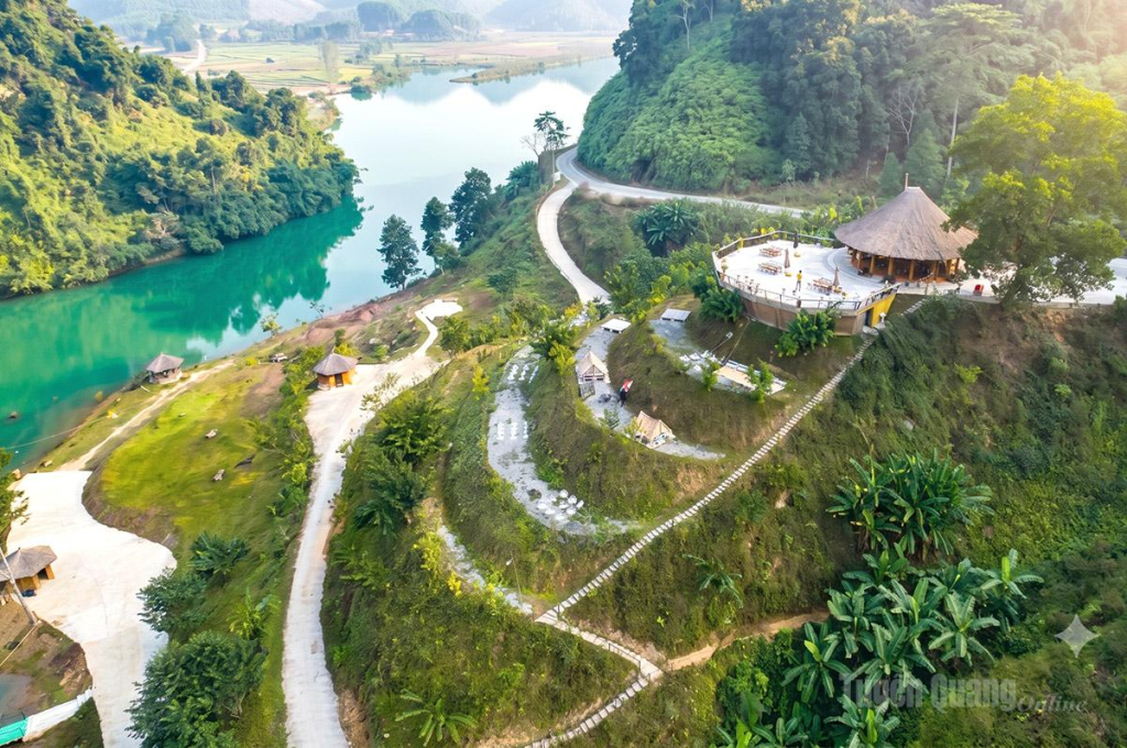 Với cảnh đẹp hữu tình, các điểm dừng chân và homestay trên địa bàn  xã Thuận Hòa đã, đang thu hút đông đảo khách du lịch thập phương.