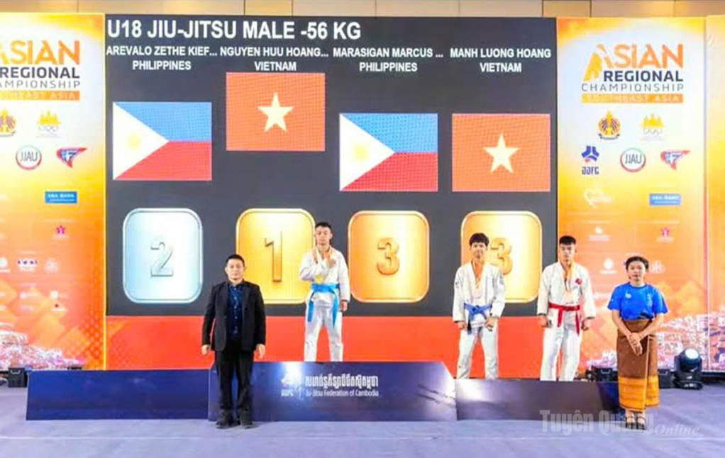 VĐV Hoàng Mạnh Lượng (đứng thứ 2 từ phải qua trái) giành Huy chương Đồng tại giải.