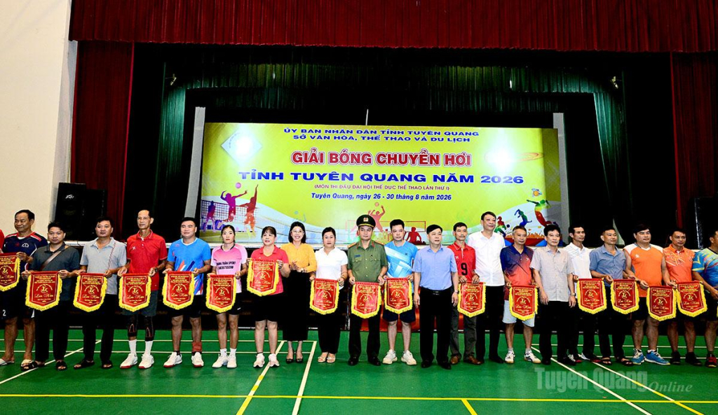 Ban tổ chức trao Cờ lưu niệm cho các đoàn thi đấu.
