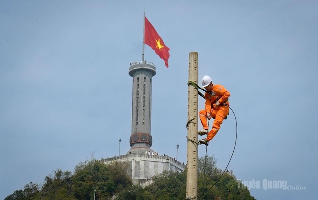 Công nhân Điện lực Đồng Văn nâng cấp hệ thống đường dây, góp phần cung cấp điện an toàn, ổn định.