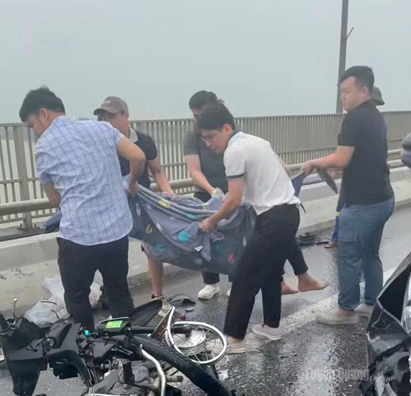 Các y, bác sĩ Bệnh viện Đa khoa Phương Bắc chuyển bệnh nhân bị tai nạn đi cấp cứu trên đường đi công tác.