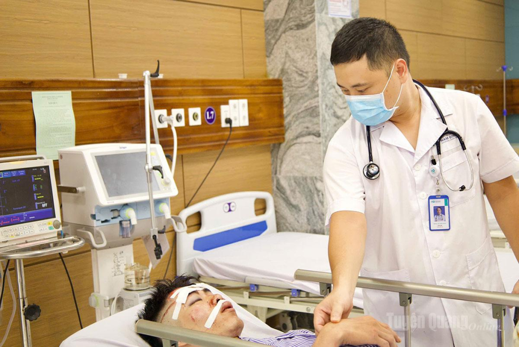 Bác sĩ Bệnh viện Đa khoa  Nam Định thăm khám sức khỏe cho bệnh nhân.