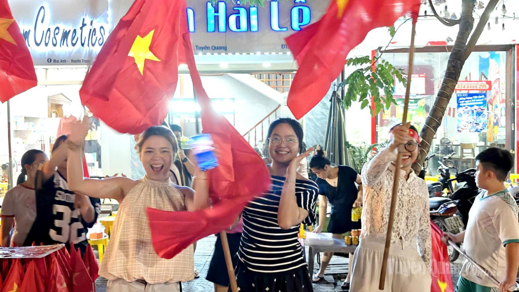 Đội tuyển Việt Nam vô địch cũng khiến những cô gái Tuyên Quang trở nên xinh đẹp, rạng rỡ hơn bao giờ hết.