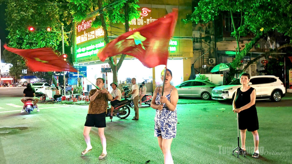 Hết mình với màu cờ sắc áo, một chiến thắng nức lòng người dân cả nước.