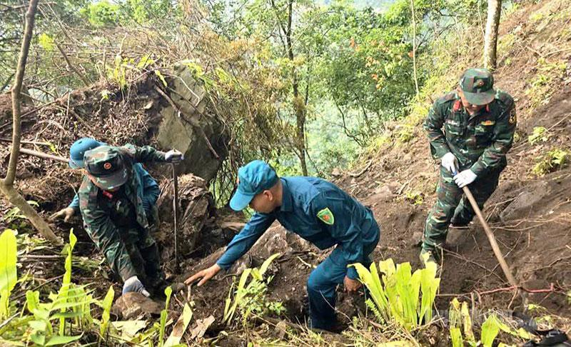 Lực lượng dân quân tự vệ xã Thanh Thủy góp sức cùng  Đội tìm kiếm, quy tập hài cốt liệt sĩ trên điểm cao 685.
