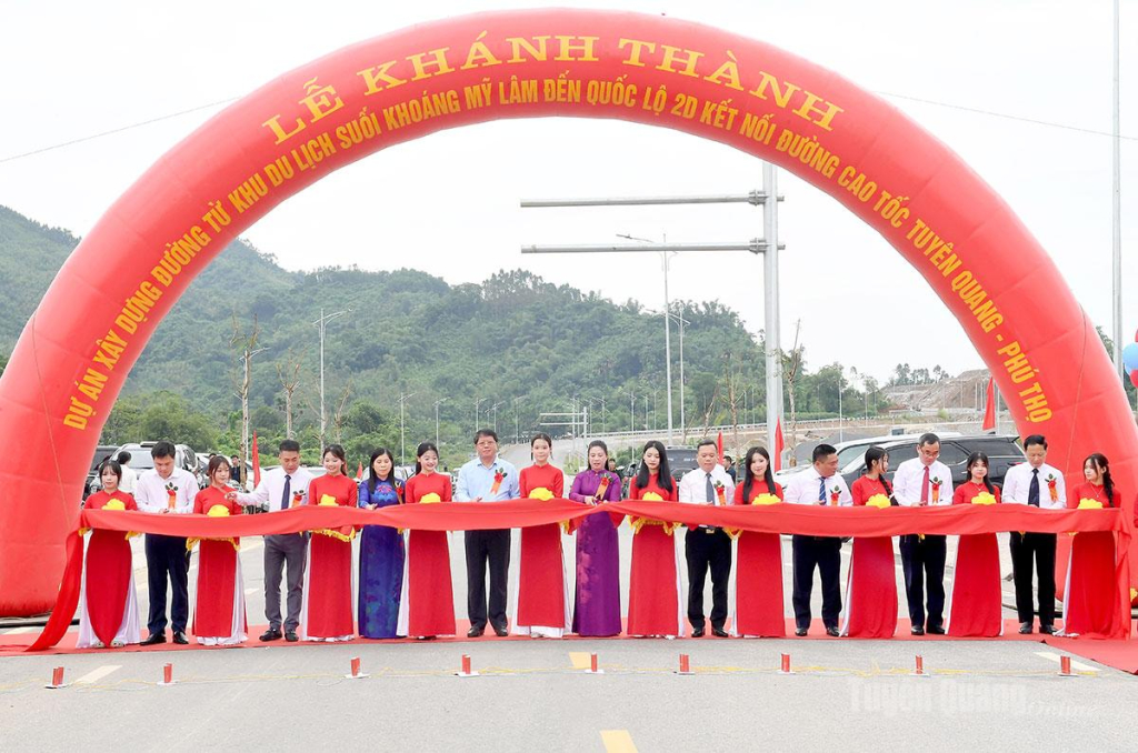 Các đại biểu cắt băng khánh thành dự án.