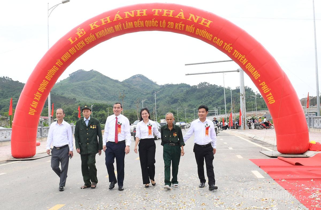 Cán bộ, người dân phường Mỹ Lâm vui mừng, phấn khởi khi tuyến đường được đưa vào sử dụng.