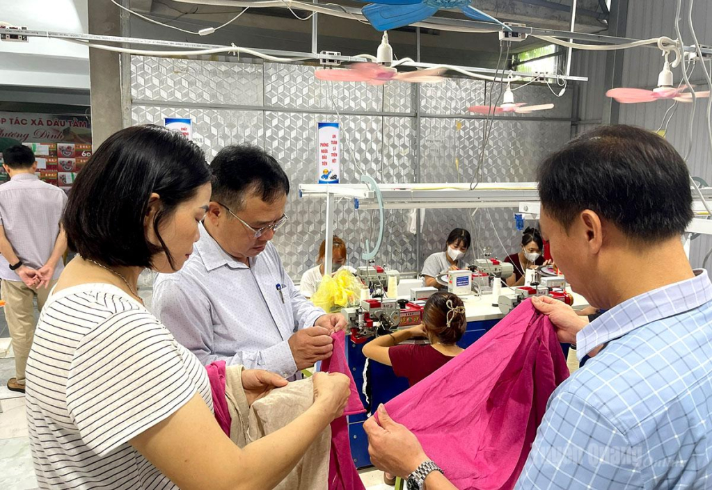 Các đại biểu kiểm tra chất lượng sản phẩm dệt may của Công ty TNHH Thương mại Xuất nhập khẩu Phương Đình (phường Nông Tiến).