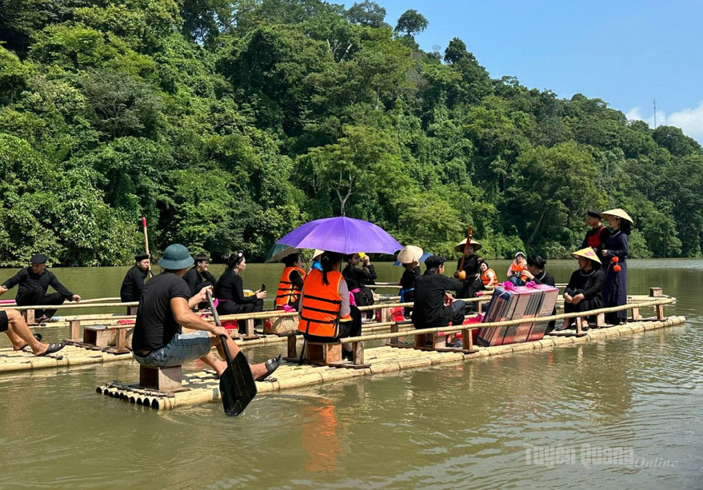 Du khách trải nghiệm đi mảng, thưởng thức hát Then,đàn Tính trên Hồ Nà Nưa - Khu di tích quốc gia đặc biệt Tân Trào.