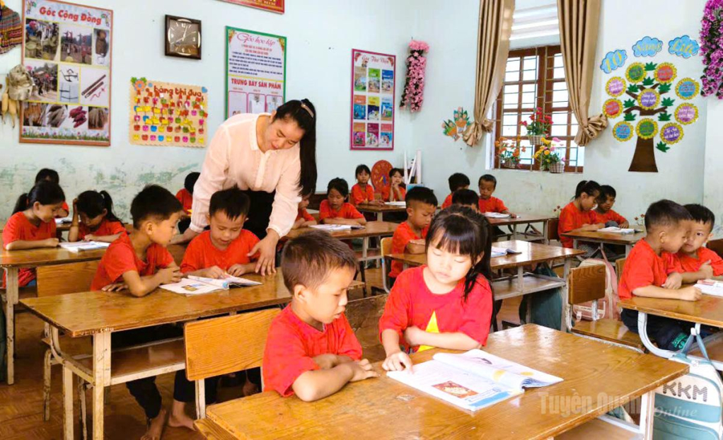 Cô giáo Bùi Thị Liệu ôn tập kiến thức cho các em học sinh trước thềm năm học 2026 - 2027.