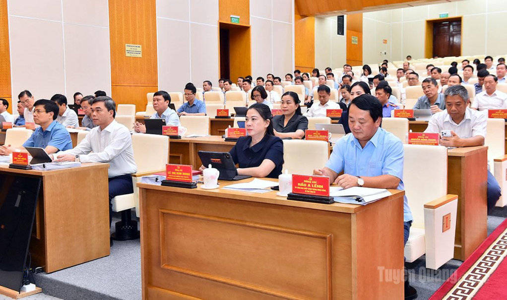 Các đồng chí Thường trực Tỉnh ủy và đại biểu tại hội nghị.