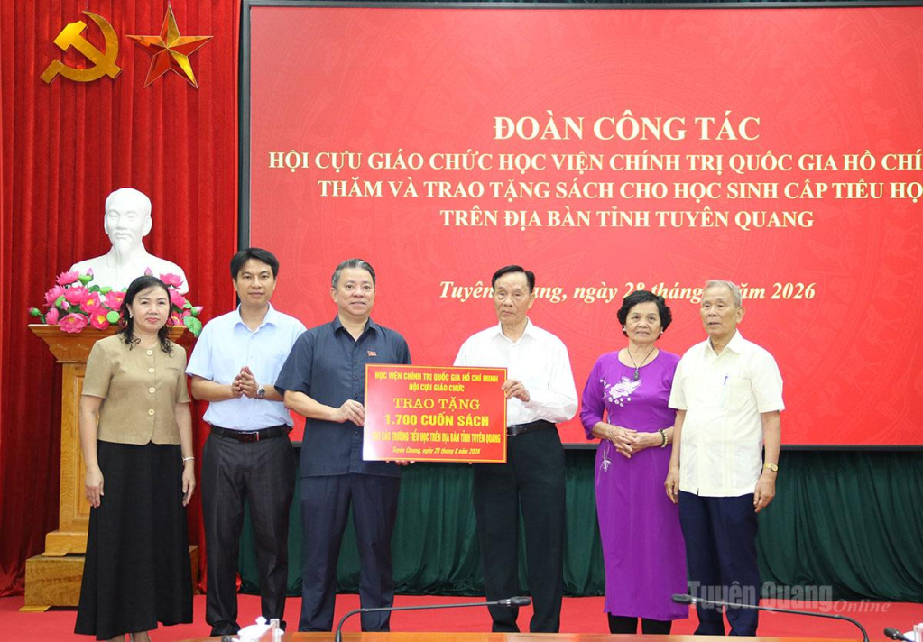 Đoàn Cựu giáo chức Học Viện Chính trị Quốc gia Hồ Chí Minh trao tặng sách cho học sinh trên địa bàn tỉnh.