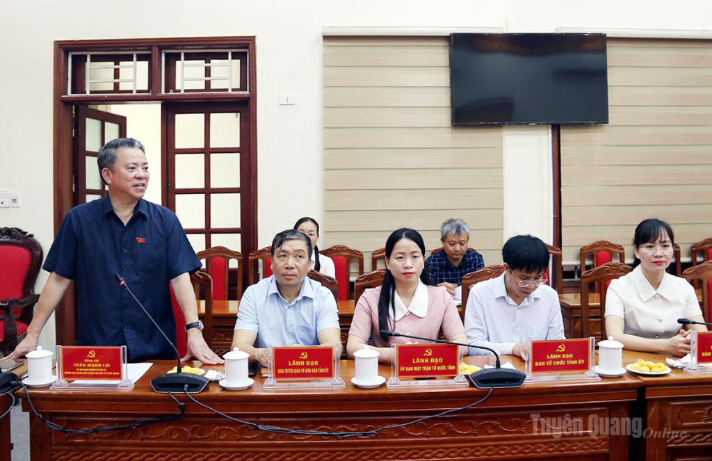 Đồng chí Trần Mạnh Lợi, Ủy viên Ban Thương vụ Tỉnh ủy, Trưởng Ban Tuyên giáo và Dân vận Tỉnh ủy thông tin khái quát kết quả thực hiện nhiệm vụ chính trị của tỉnh.