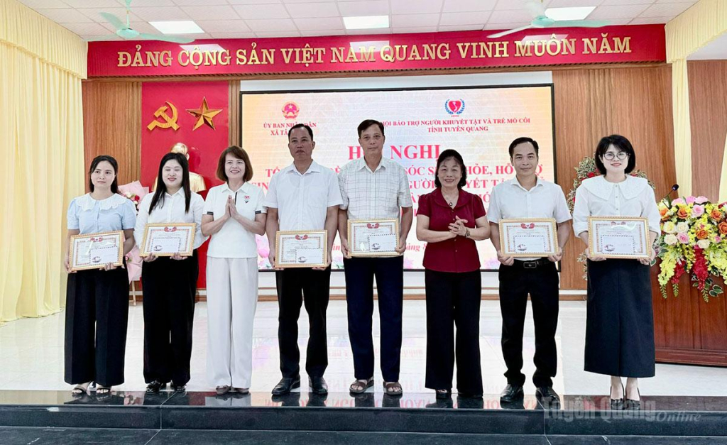 Lãnh đạo Hội Bảo trợ Người khuyết tật và Trẻ mồ côi tỉnh trao giấy khen cho các tập thể và cá nhân.