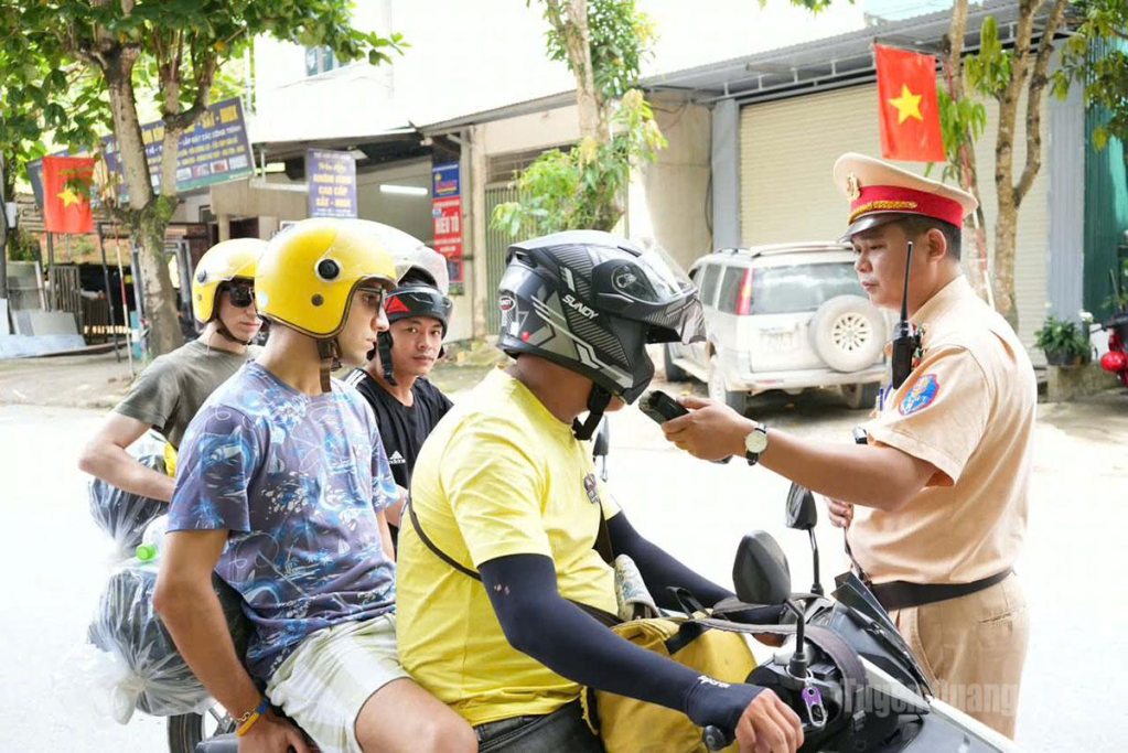Lực lượng Cảnh sát giao thông kiểm tra nồng độ cồn đối với người điều khiển phương tiện trên tuyến Quốc lộ 4C.
