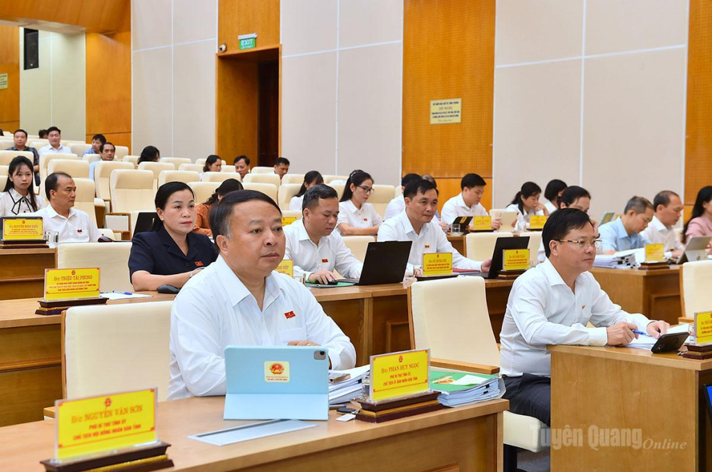 Đồng chí Chủ tịch UBND tỉnh Phan Huy Ngọc và các đại biểu tại kỳ họp.