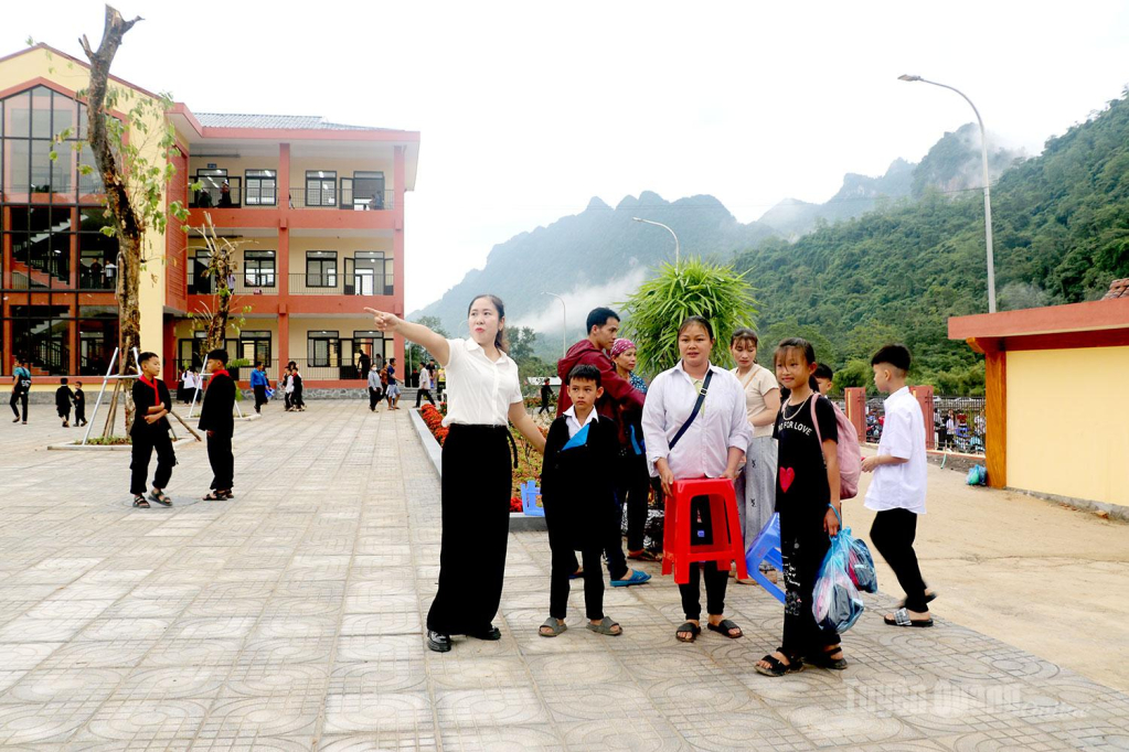Giáo viên Trường Phổ thông nội trú liên cấp Tiểu học và THCS Thanh Thủy đón những học sinh đầu tiên về với mái trường mới.