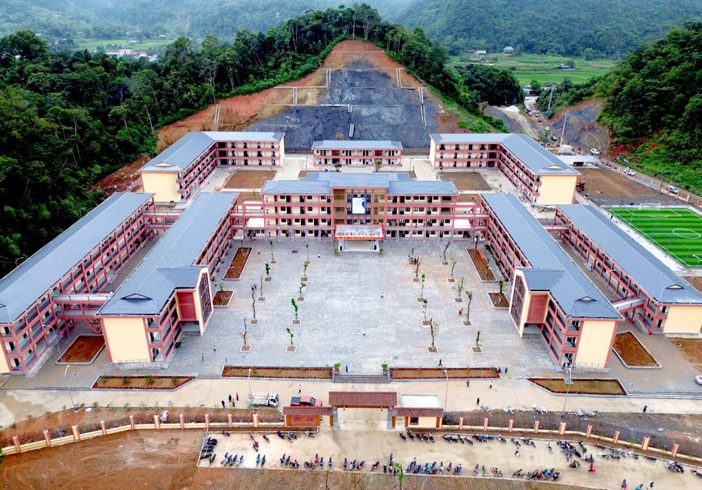 Trường PTNT liên cấp Tiểu học và THCS Thanh Thuỷ khang trang với 10 hạng mục được đầu tư đồng bộ, mở ra một không gian học tập, sinh hoạt tốt hơn cho học sinh và một khởi đầu mới cho những ước mơ tuổi thơ.