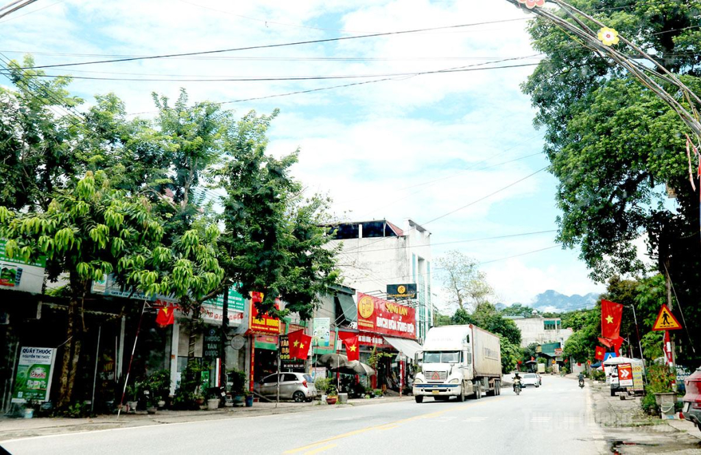 Trung tâm xã Vĩnh Tuy có lợi thế nằm trên tuyến đường Quốc lộ 2, thuận lợi cho phát triển thương mại – dịch vụ.