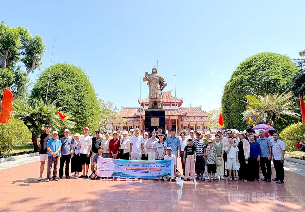 Cán bộ, nhân viên và người nhà được Công ty cổ phần Xi măng Tân Quang tham quan nghỉ mát năm 2026.