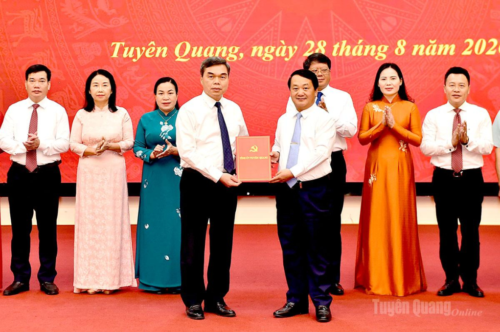Đồng chí Bí thư Tỉnh ủy Hầu A Lềnh trao quyết định thí điểm thành lập Đảng bộ Mặt trận Tổ quốc cho đồng chí Ma Thế Hồng, Phó Bí thư Tỉnh ủy, Chủ tịch Ủy ban MTTQ tỉnh.