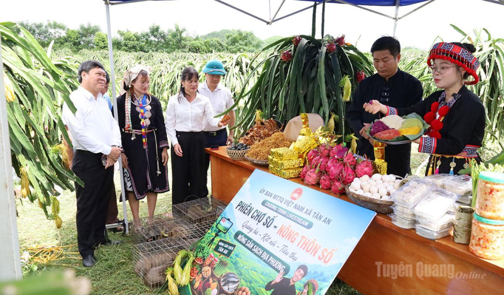 Các đại biểu tham quan, giới thiệu sản phẩm tại chương trình Livestream “Phiên chợ số - Nông thôn số” xã Tân An.
