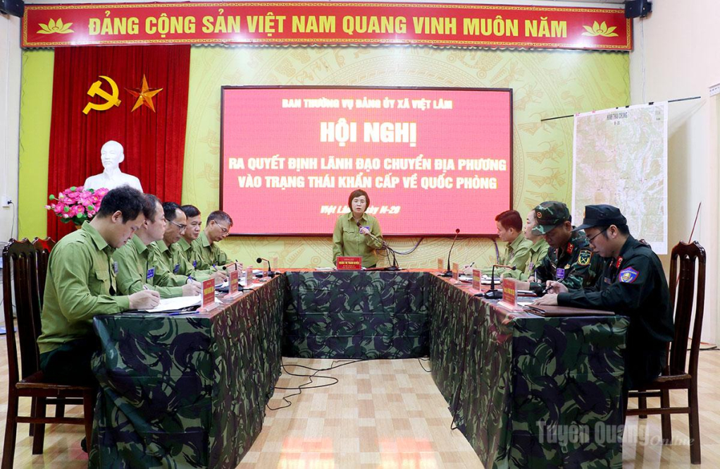 Ban Thường vụ Đảng uỷ xã Việt Lâm ra Quyết định lãnh đạo chuyển địa phương vào trạng thái khẩn cấp về quốc phòng tại buổi diễn tập.